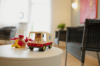 Spielzeug auf einem Holztisch im Wartezimmer einer Praxis